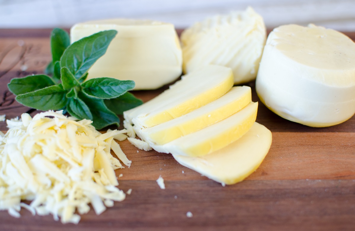 Mozzarella là loại phô mai có từ lâu đời giúp món ăn có mùi thơm và dẻo dai hơn