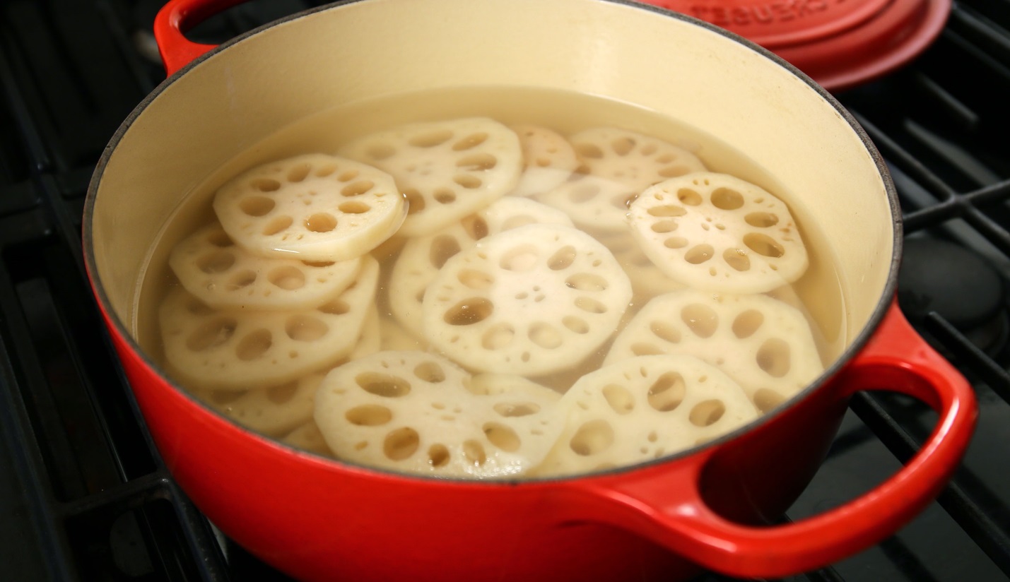 Củ sen cắt lát và ngâm nước chanh