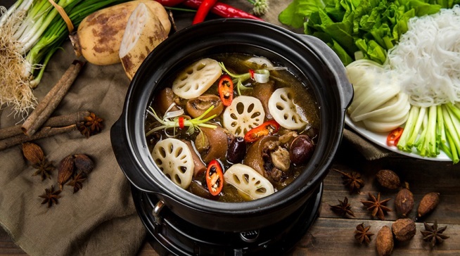 Lẩu đuôi bò củ sen rất bổ dưỡng