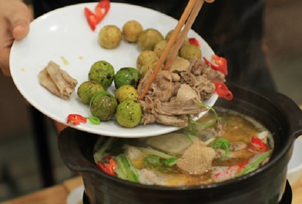 Sấu om với vịt cho thấm gia vị