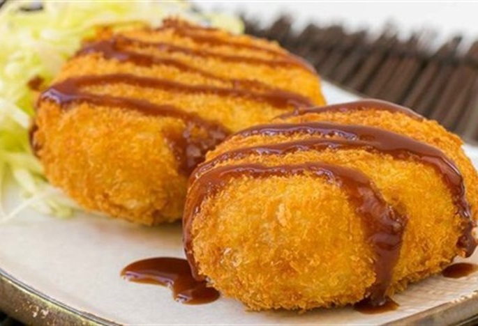 Khoai tây chiên ăn kèm với nước xốt