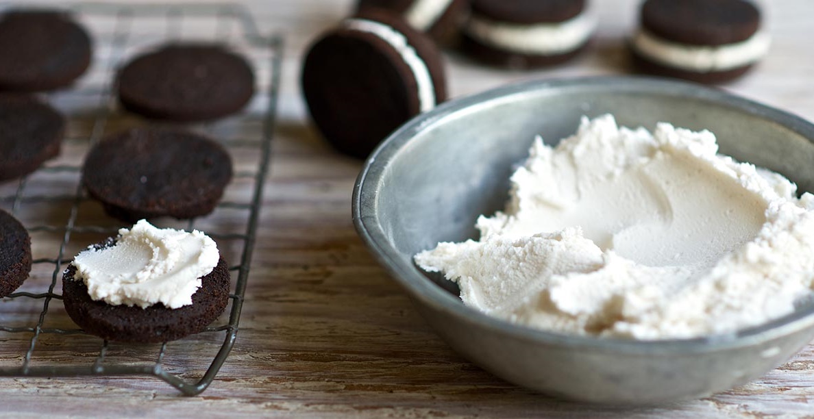 Lớp kem béo mịn phết giữ hai chiếc bánh