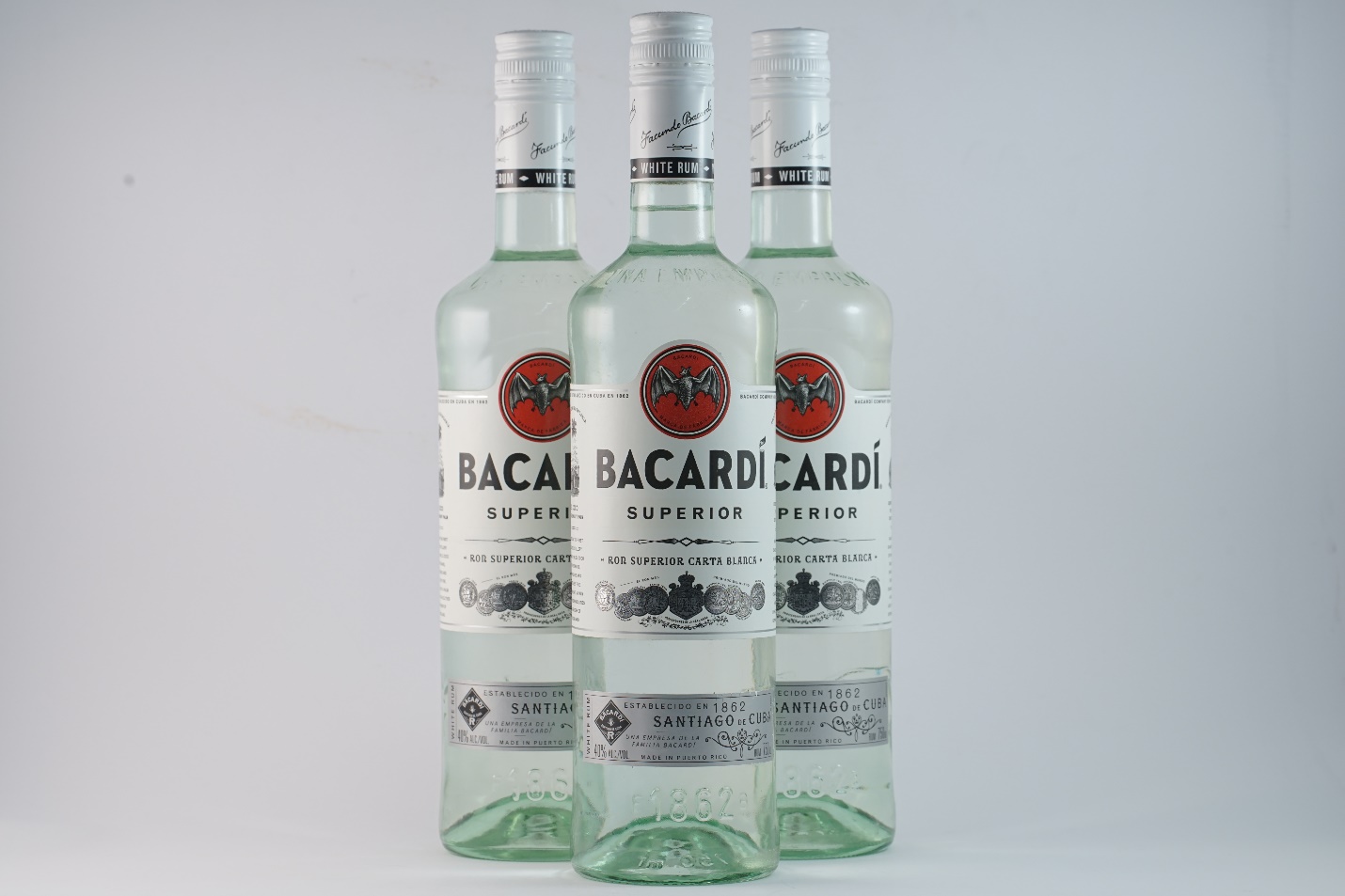 Rượu rum Bacardi trắng