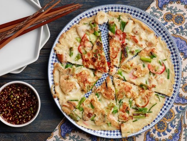 Thưởng thức bánh kếp hải sản Hàn Quốc