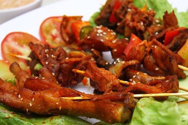 Chân gà giòn cay ăn kèm với rau sống