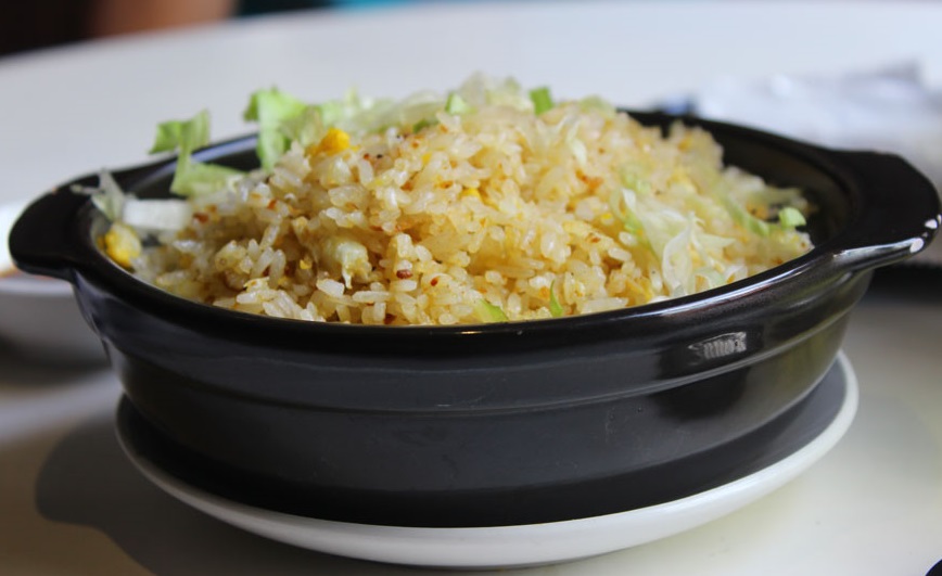 Cơm chiên cá mặn có màu vàng của trứng