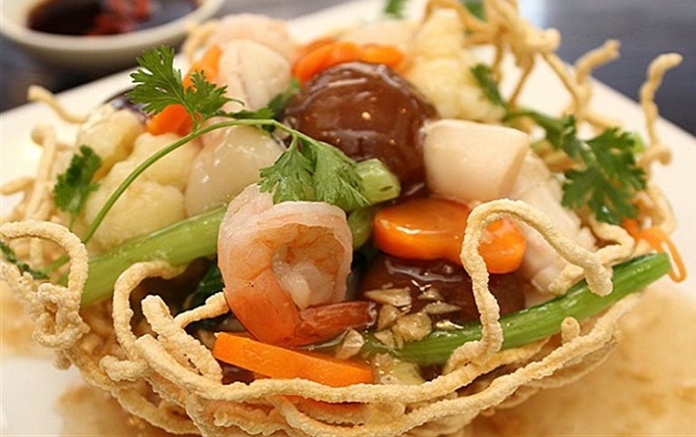 Đĩa mì xào giòn giòn rụm