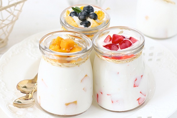Dùng sữa chua lỏng làm trái cây dầm