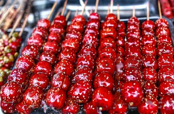 Kẹo hồ lô bán theo từng xiên nhỏ