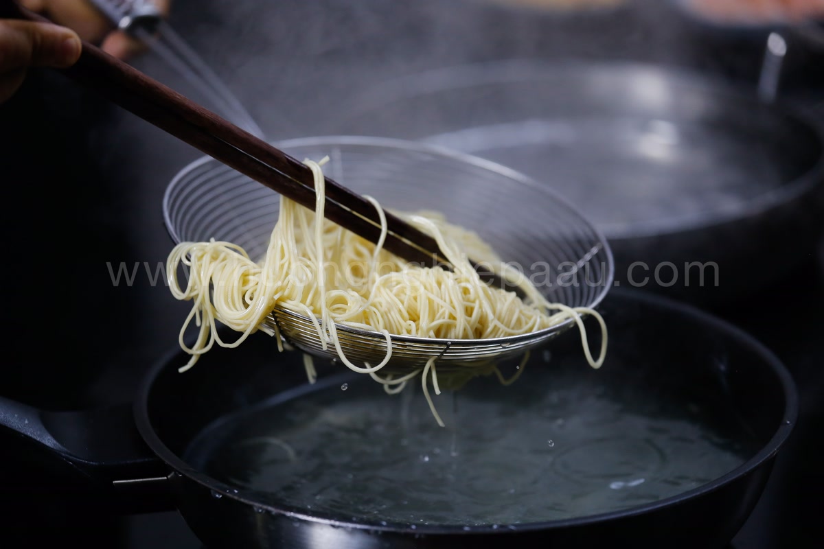 Luộc mỳ chín mềm vừa ăn