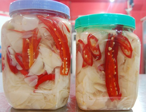 Măng ớt ngâm có vị chua cay