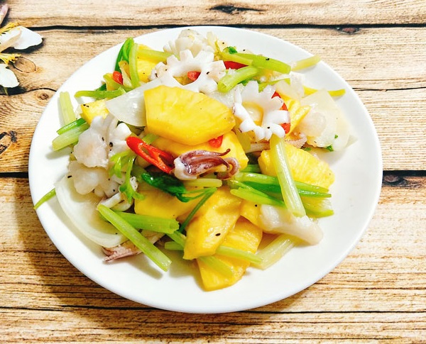 Mực xào dứa chua cay thơm ngon