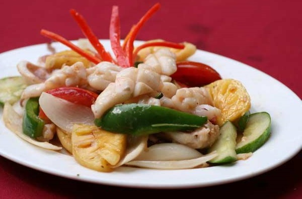 Mực xào dứa chua ngọt ăn với cơm