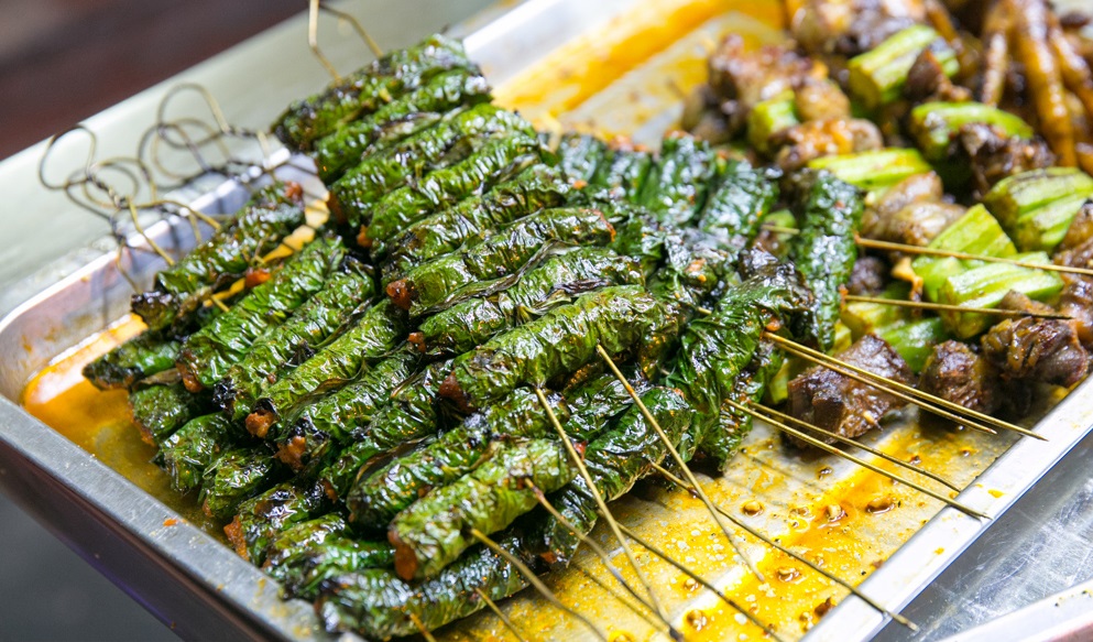 Nướng bò lá lốt vừa chín 