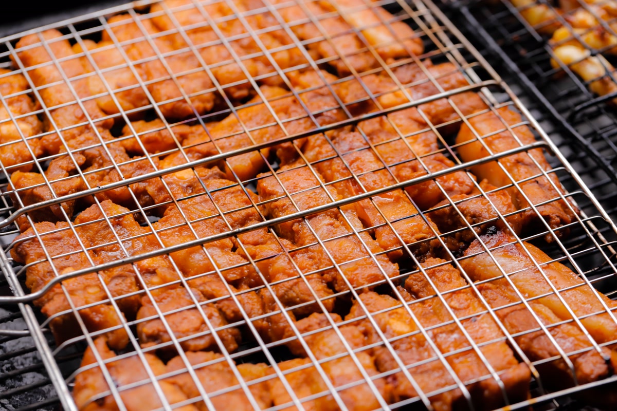 Nướng thịt chín vàng trên bếp than hoa