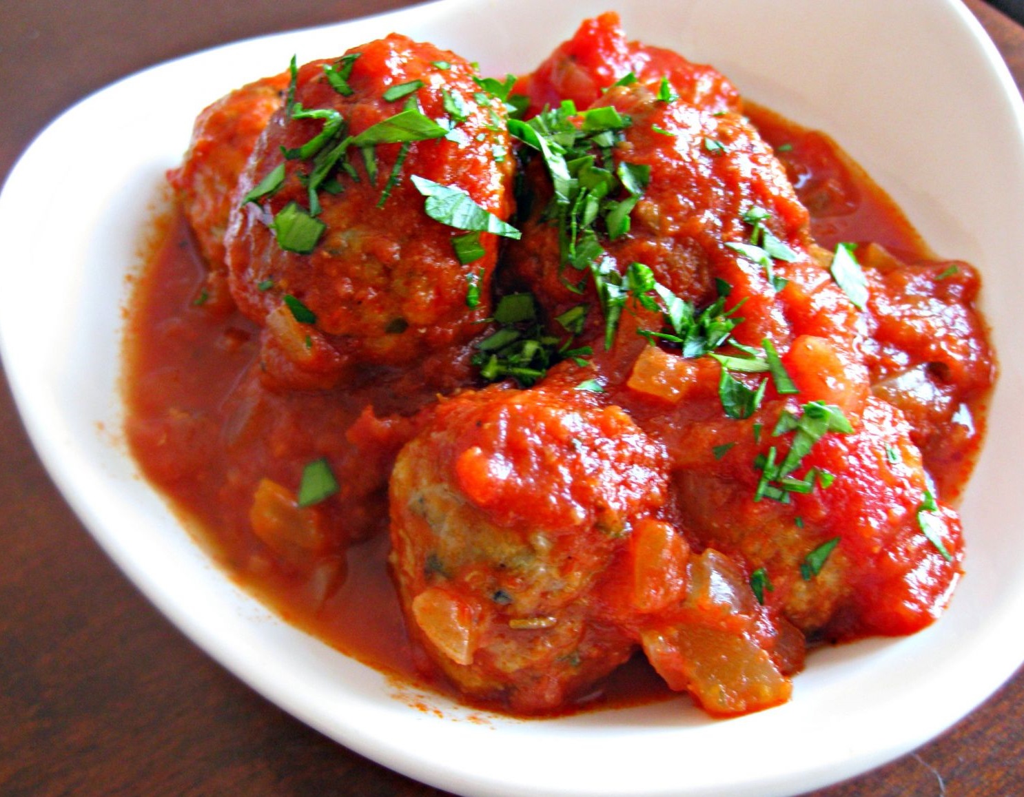 Thịt viên xốt cà chua hấp dẫn