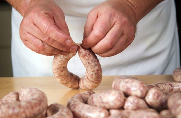 Tự làm xúc xích giúp đảm bảo an toàn