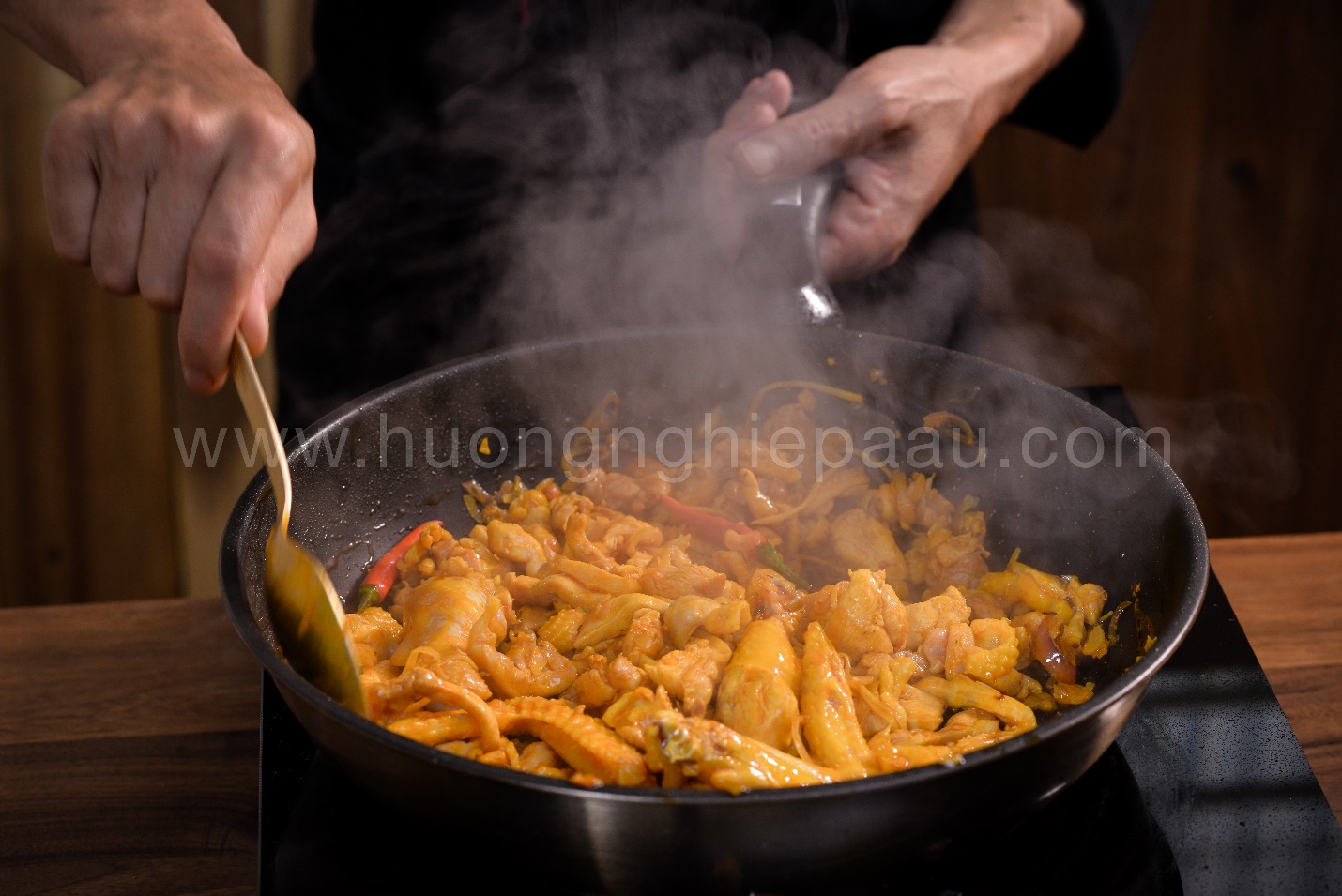 Xào thịt gà săn da và có mùi thơm