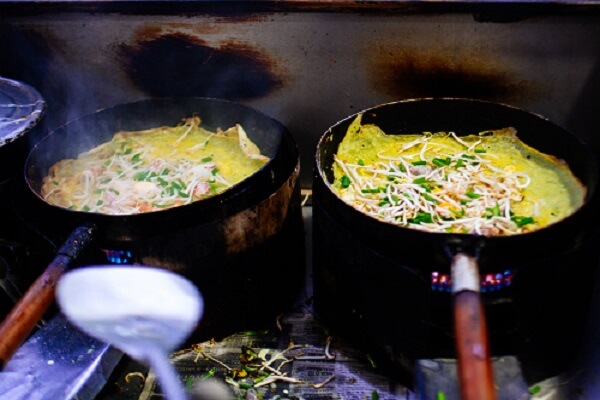 Chiên bánh xèo trong chảo