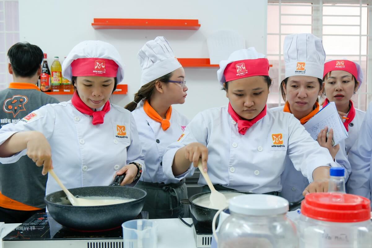 Bột nếp được nấu lên và sên kĩ