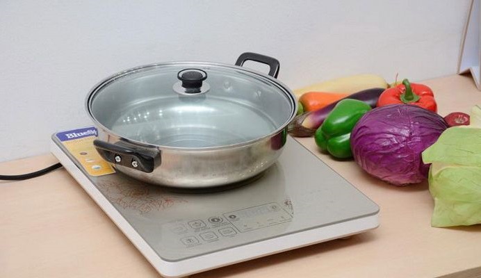 Bếp từ hãng Blustone nhỏ nhắn