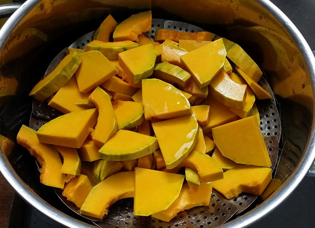 Cắt nhỏ bí đỏ và đem hấp chín