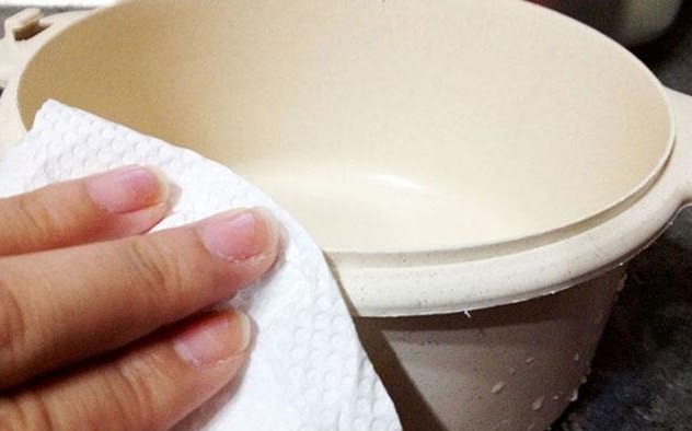 Dùng khăn mền lau khô